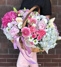 Цветочная композиция из Розы, Хризантемы, Пионы и Лизиантусы в корзине в Наволоках