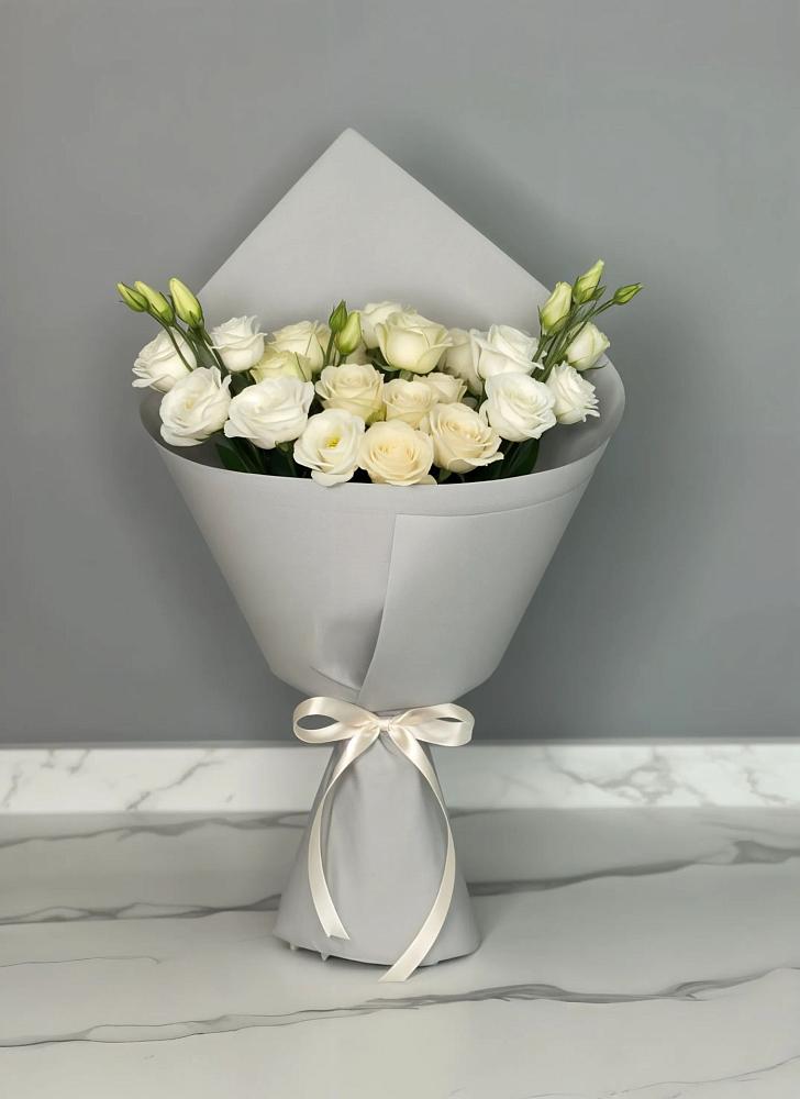 Букет цветов из: Розы и Лизиантусы в Наволоках