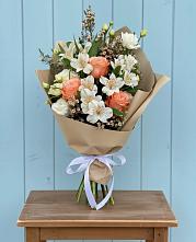 Букет цветов из:  Альстромерии, Лизиантусы, Розы и Хризантемы #REPLACE_PRED# Наволоках