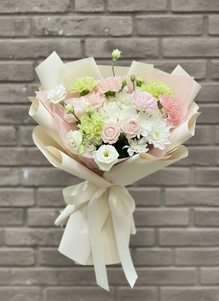 Букет цветов из: Гвоздики, Розы, Лизиантусы и Хризантемы в Наволоках