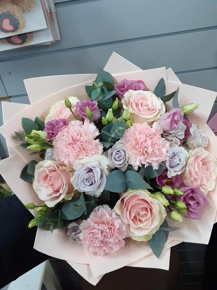 Букет цветов из: Розы, Гвоздики и Лизиантусы в Наволоках