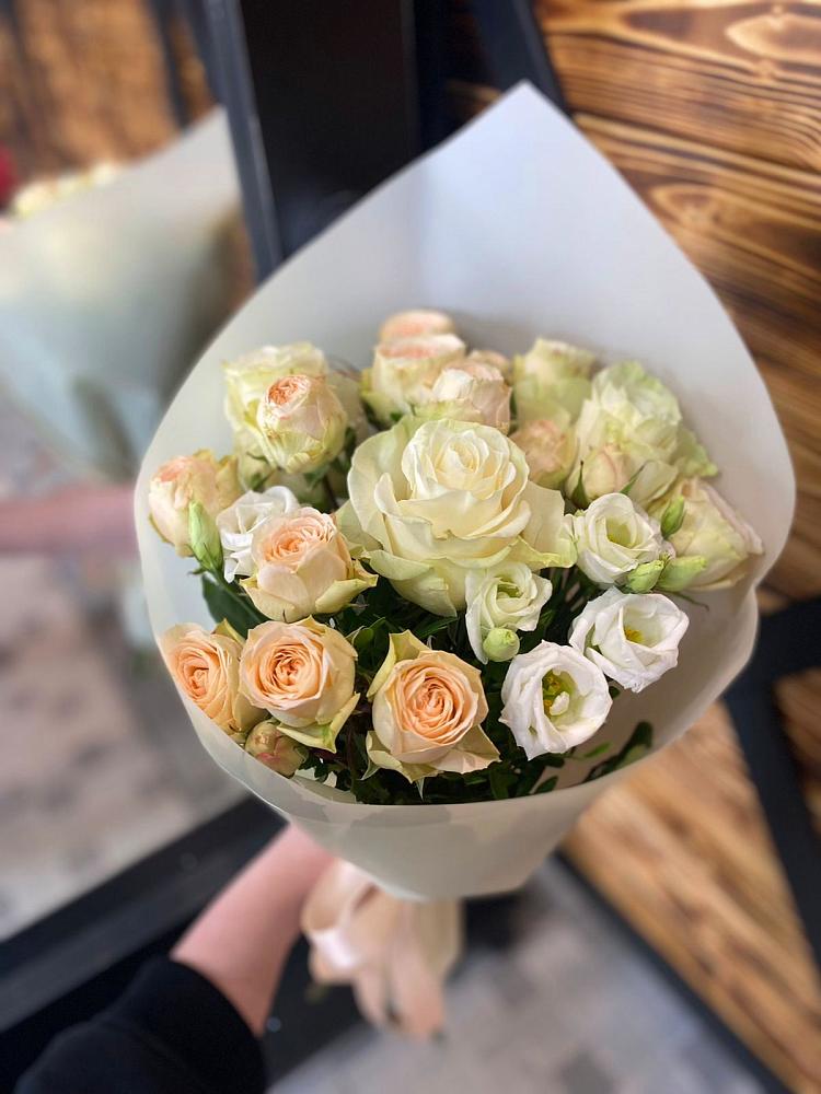 Букет цветов из: Розы и Лизиантусы в Наволоках